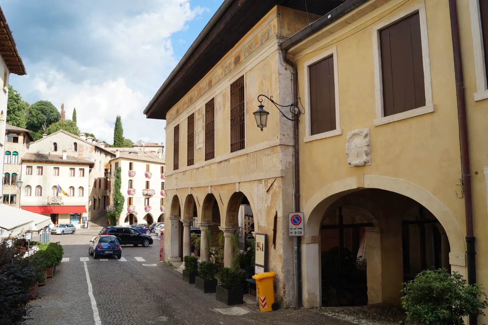 Die Loggia della Ragione mit ihren Arkaden, Sitz des Stadtmuseums, an einer Straße in Asolo
