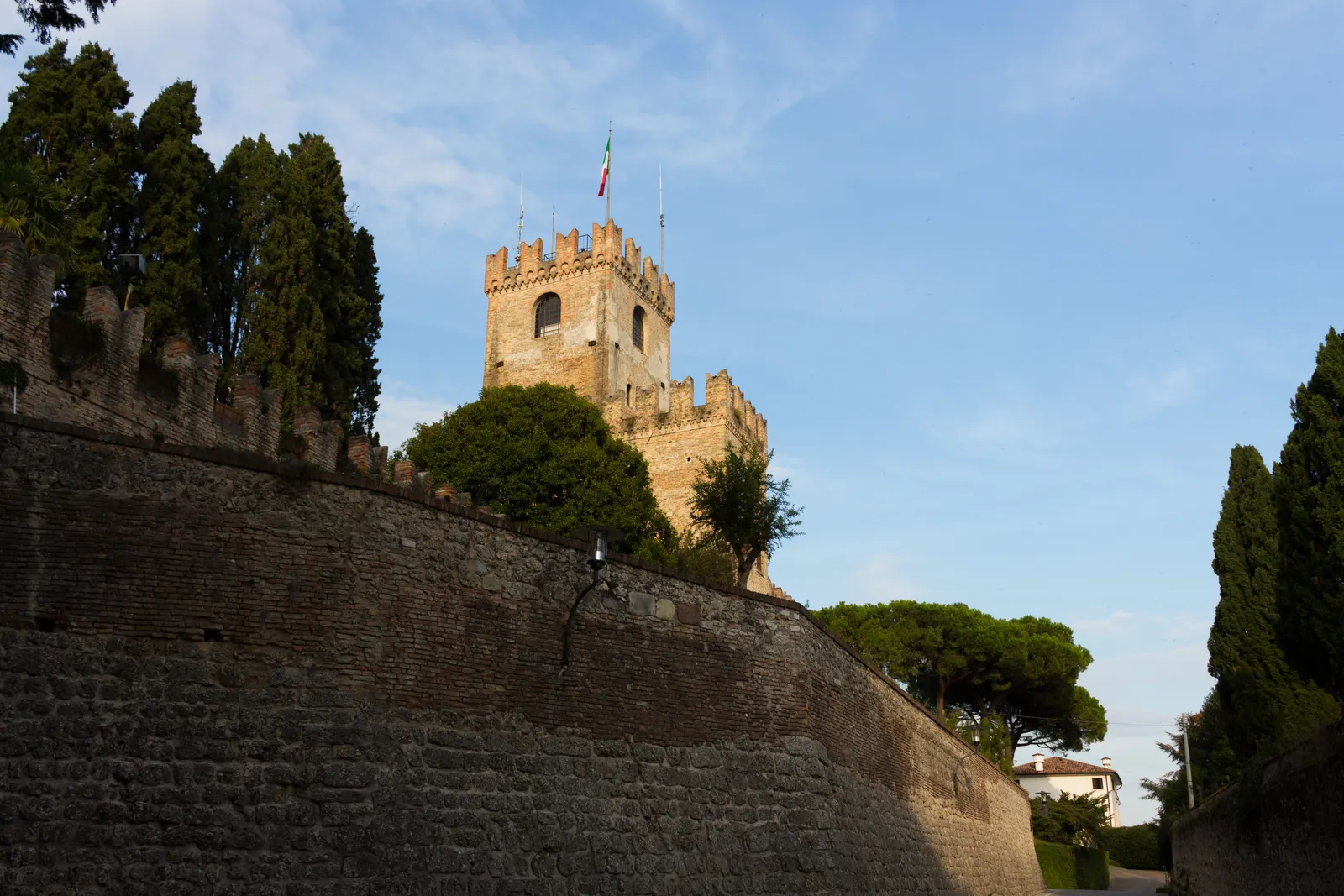 Mittelalterliche Mauern und Turm der Burg von Conegliano vor blauem Himmel