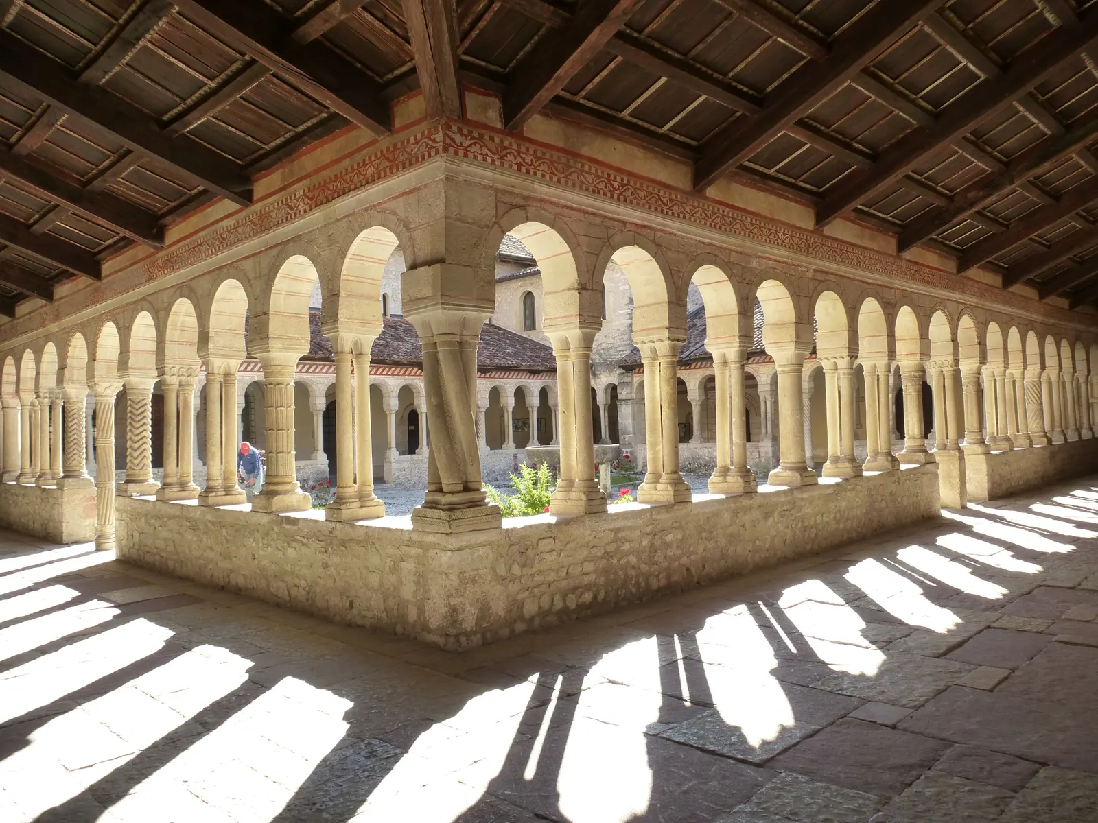Romanischer Kreuzgang der Abtei Santa Maria in Follina