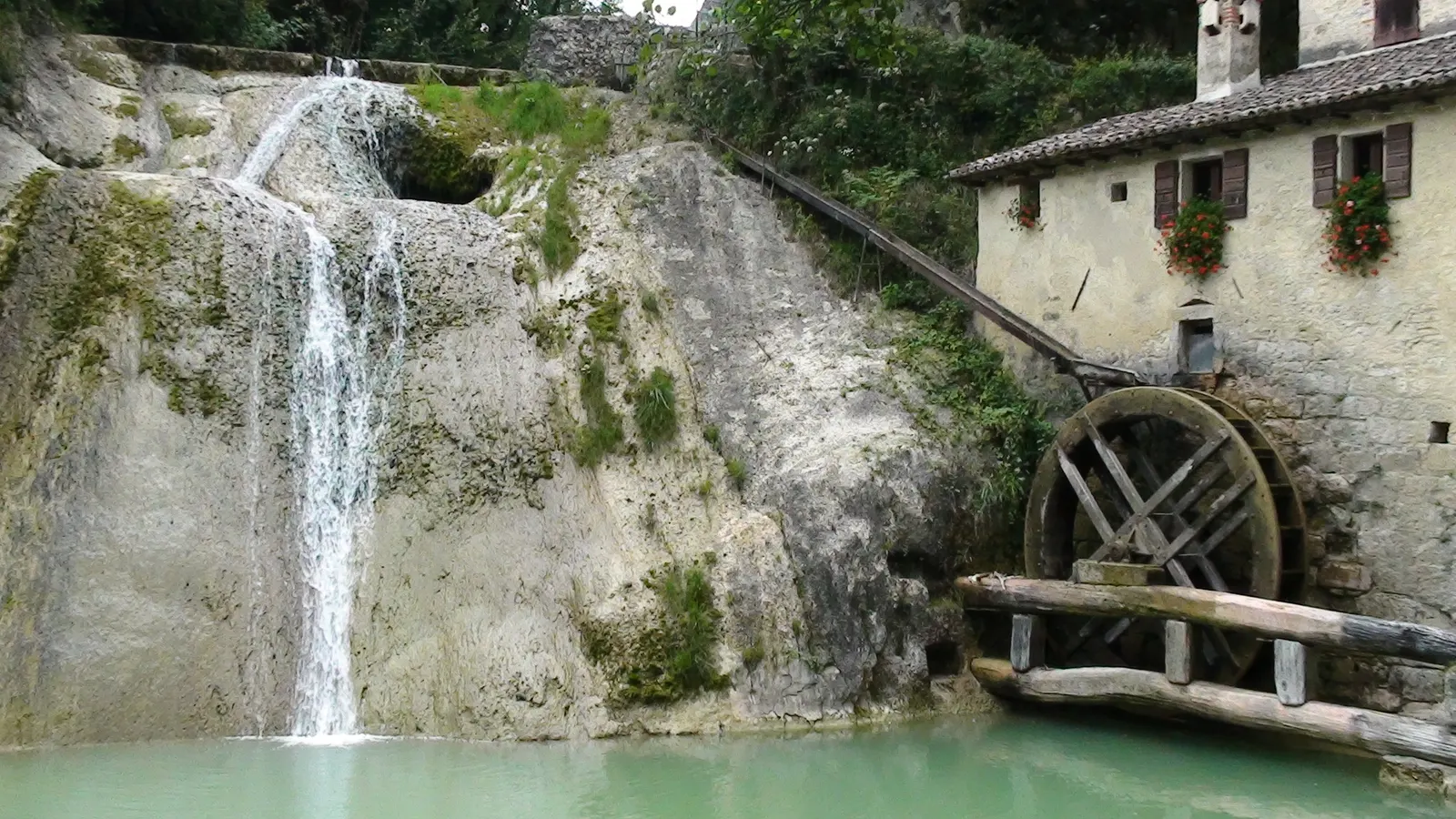 Die Wassermühle Molinetto della Croda aus dem 17. Jahrhundert mit Wasserfall in Refrontolo