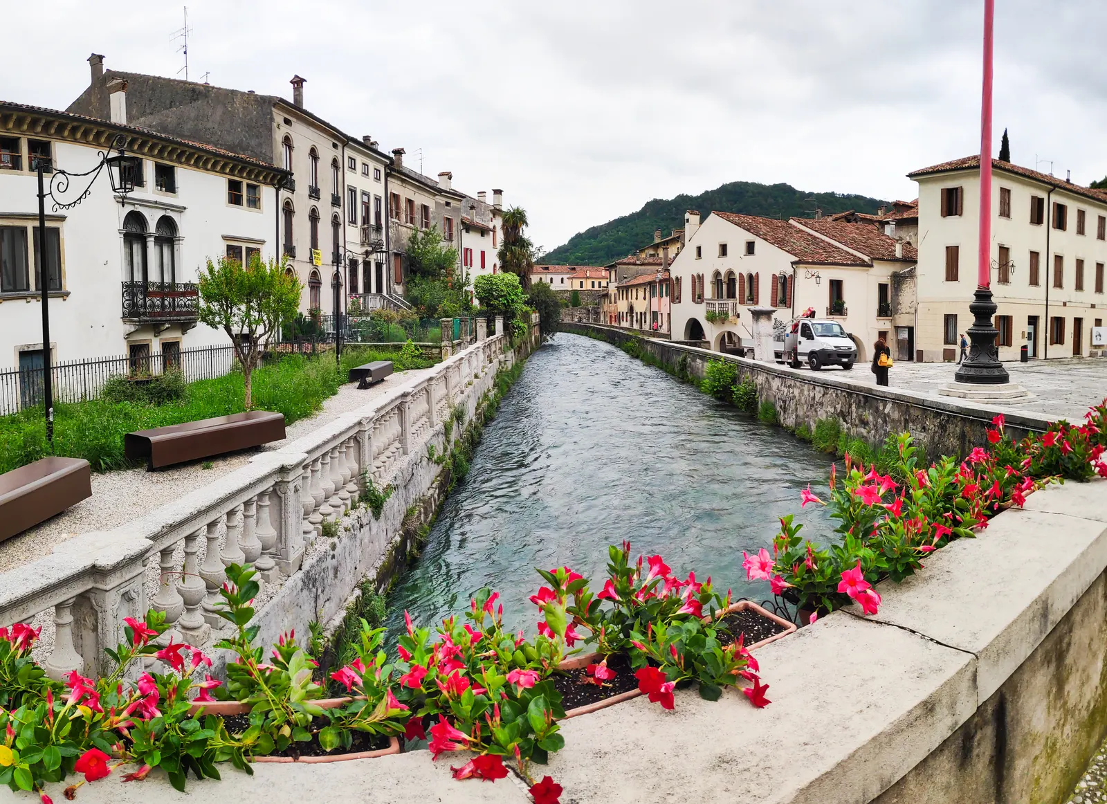 Der Fluss Meschio zwischen alten Häusern in Serravalle, Vittorio Veneto